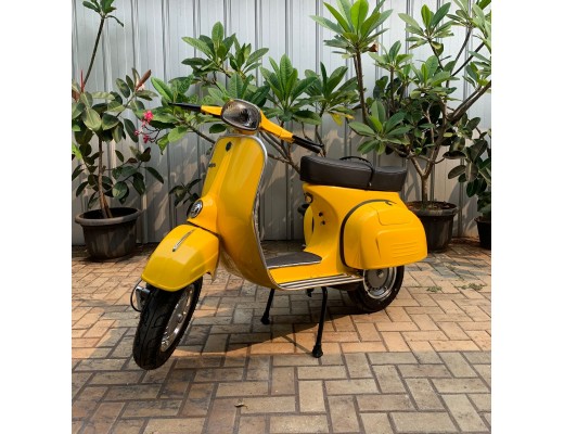 Vespa 150 Yellow